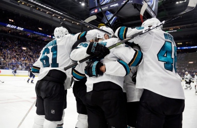 Un coup de main pour Karlsson et les Sharks