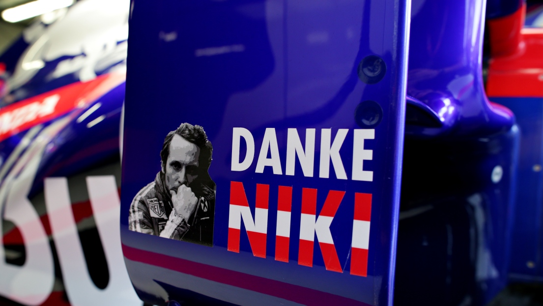 Des autocollants « Danke Niki » (Merci Niki) ont été apposés aux voitures.