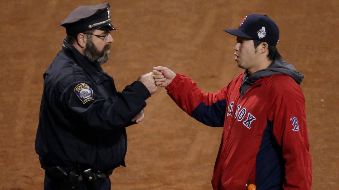 Le policier Steve Horgan et Junichi Tazawa 