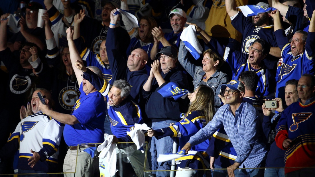 Des partisans des Blues célèbrent la victoire de l'équipe.