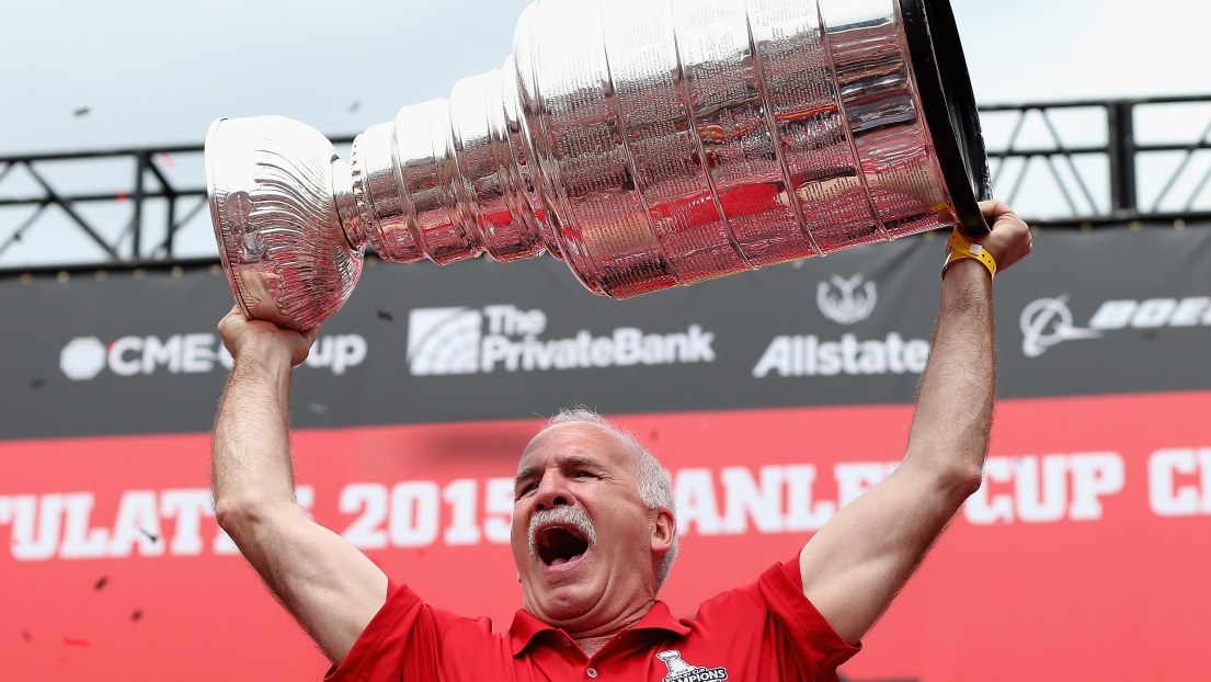 Joel Quenneville avec la coupe Stanley en 2015