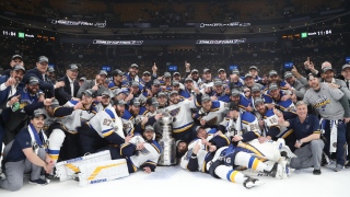 Photo d'équipe des Blues avec la Coupe Stanley