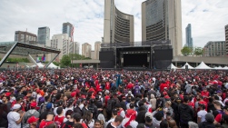 Des milliers de partisans des Raptors sont réunis au Nathan Phillips Square. Des milliers de partisans des Raptors sont réunis au Nathan Phillips Square.