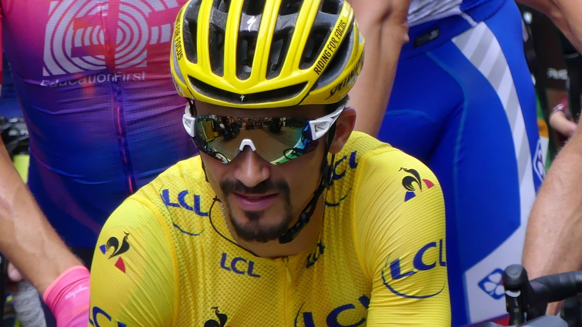 Julian Alaphilippe avec le maillot jaune du Tour de France