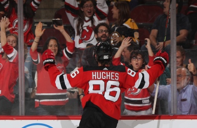 Jack Hughes enfile ses 2 premiers buts du camp