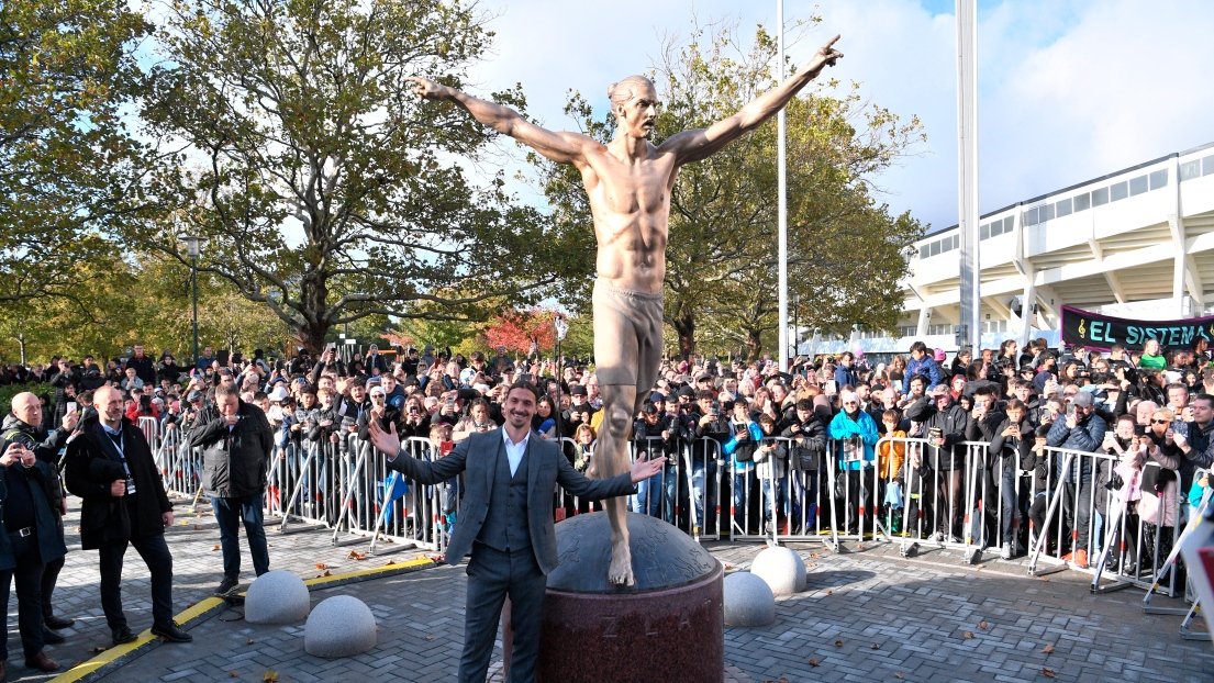 Zlatan Ibrahimovic à côté de sa statue dans sa ville natale de Malmö.
