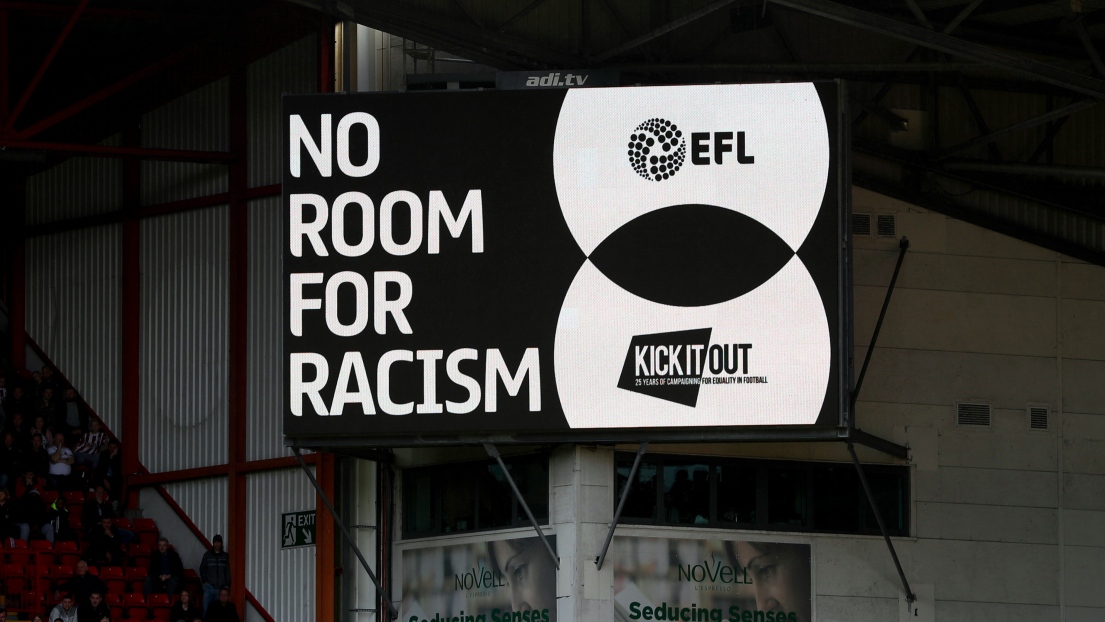 Affiche contre le racisme au match de Liverpool