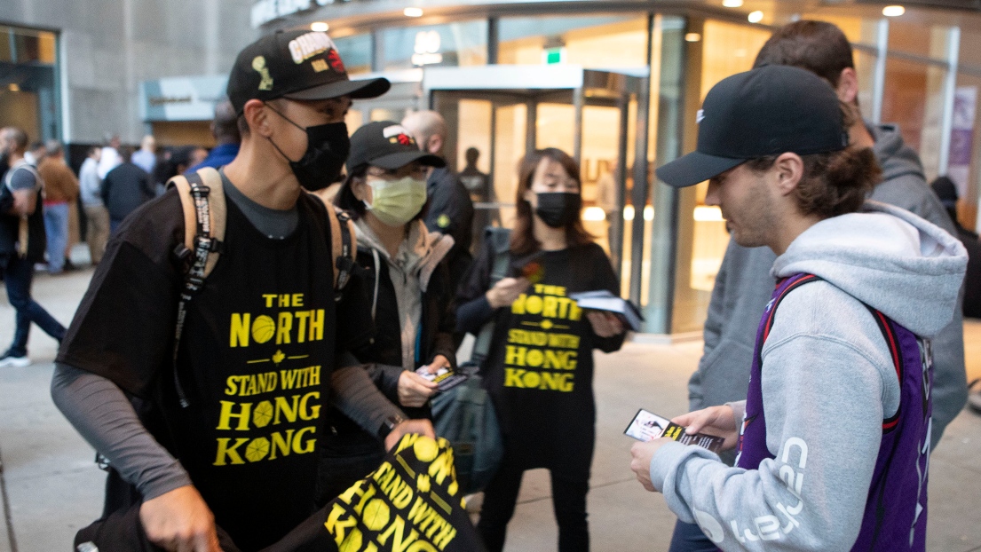 Des chandails avec l'inscription « le Nord soutient Hong Kong » ont été distribués avant le match Ra
