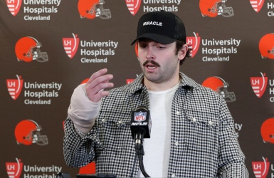 Mayfield toujours blessé à la main droite