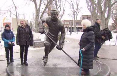 Une statue en hommage à Jean Béliveau à Victoriaville