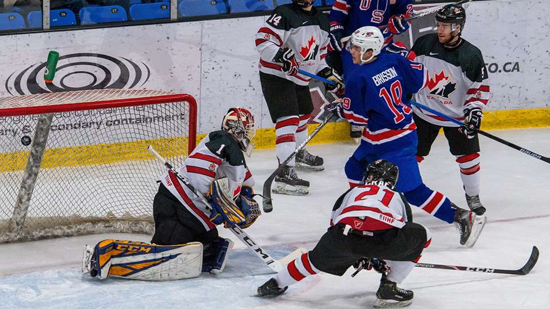 Brendan Brisson a inscrit deux buts dans la victoire des Américains sur le Canada Est, 7-3, à Fort St. John, BC.