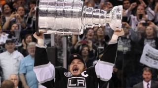 Dustin Brown avec la Coupe en 2012 