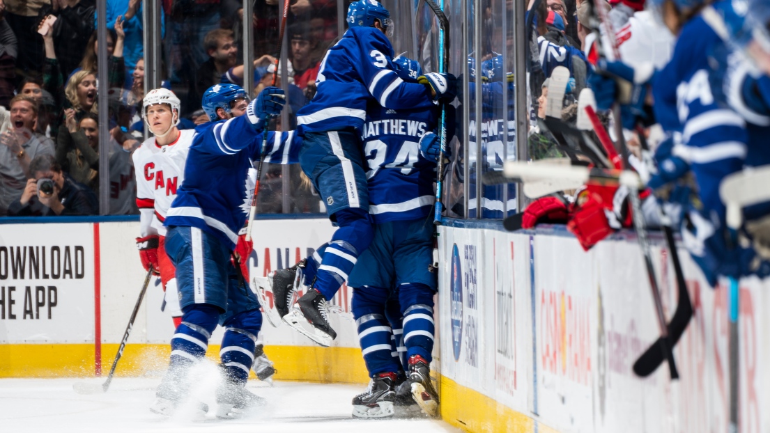 Les Maple Leafs célèbrent un but de Mitch Marner