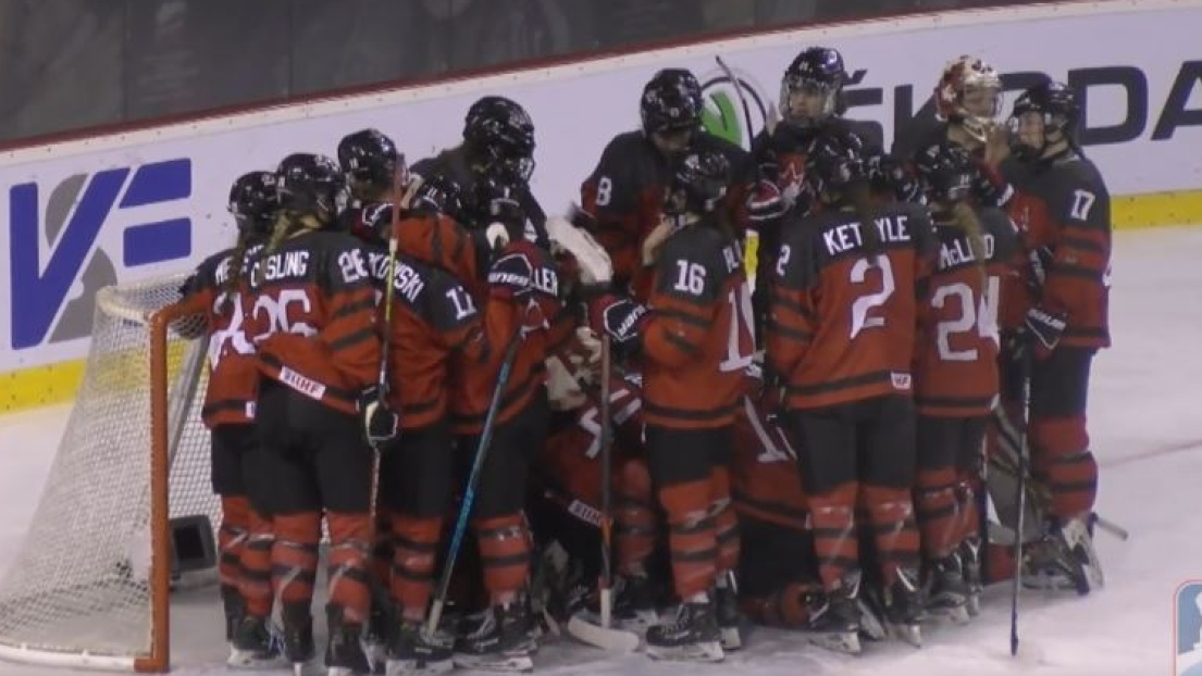 Les joueuses canadiennes réconfortent la gardienne Ève Gascon