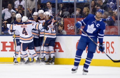 McDavid et les Oilers étourdissent les Leafs