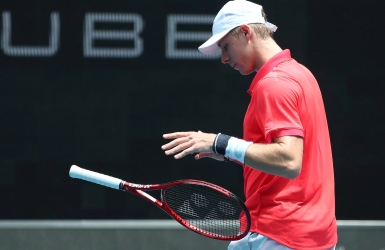 Shapovalov sorti après une longue bataille