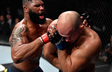 Blaydes s'occupe de Junior dos Santos au 2e round