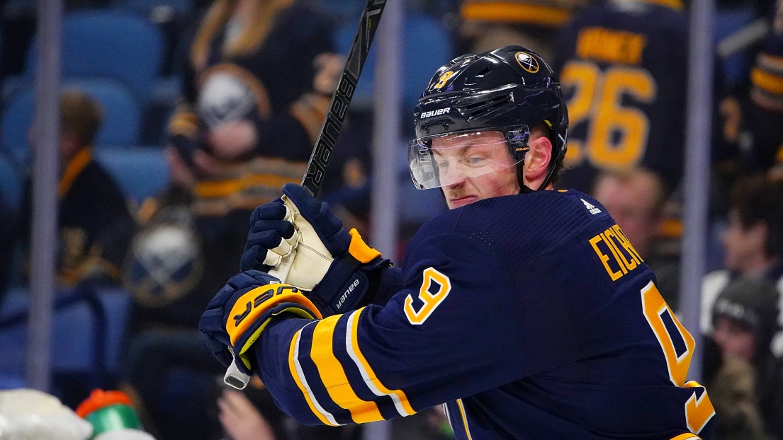 Jack Eichel fracassant un bâton