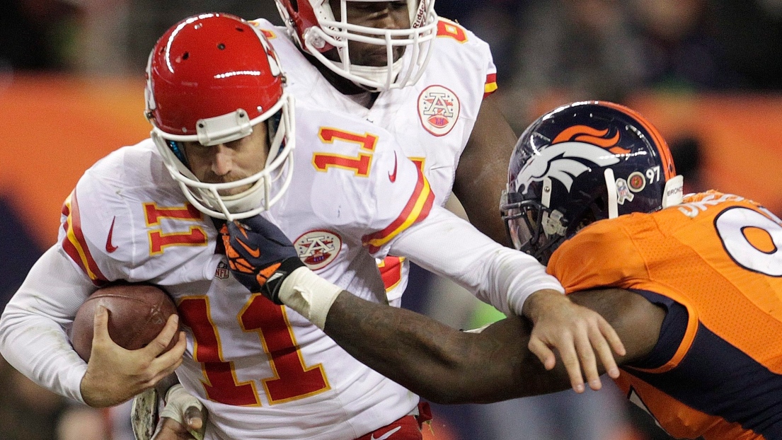 Alex Smith encaisse un plaqué de Malik Jackson. 