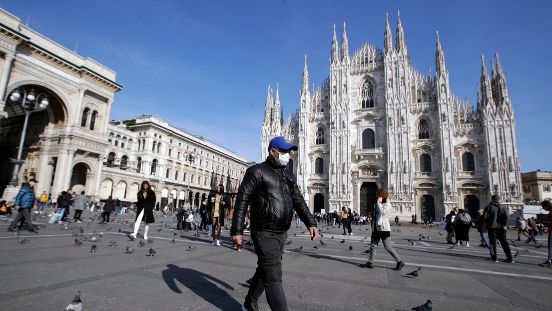 Un homme portant un masque à Milan