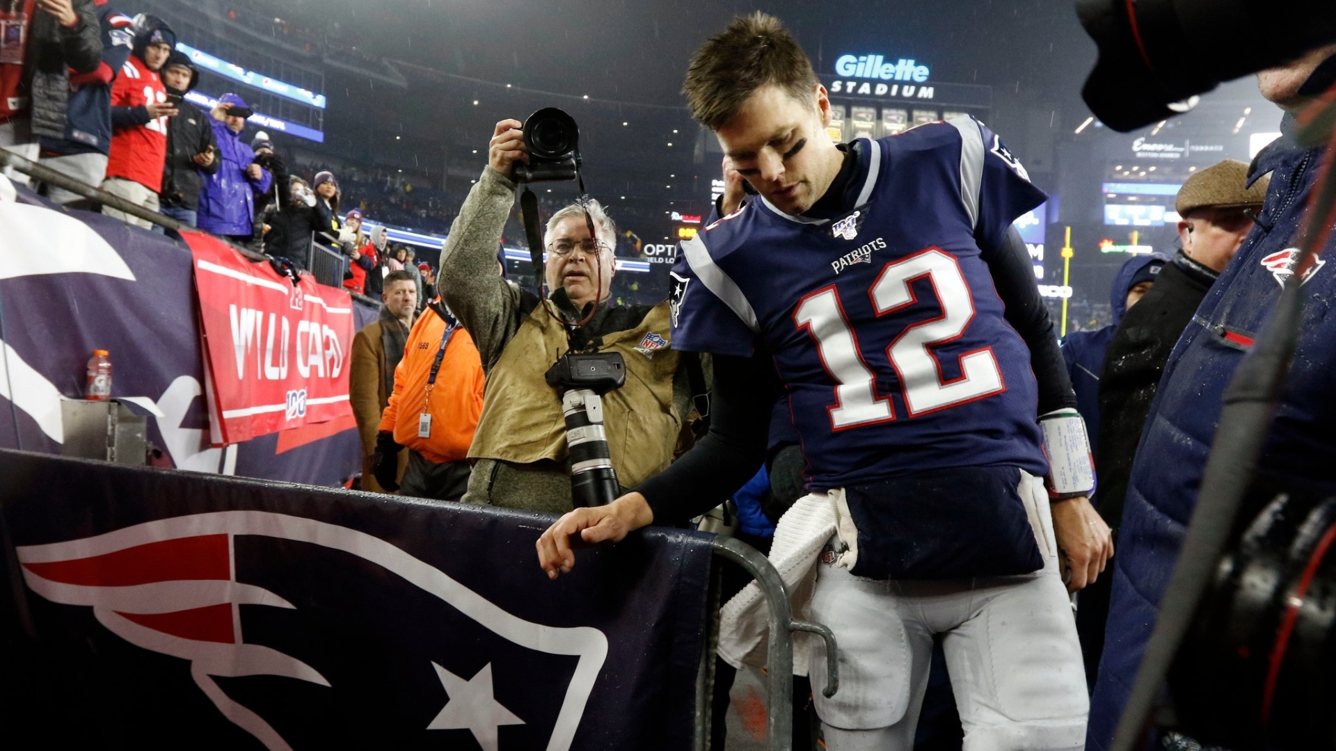 Tom Brady disant adieu aux partisans des Patriots, lors de son dernier match à vie avec l'équipe en janvier dernier.