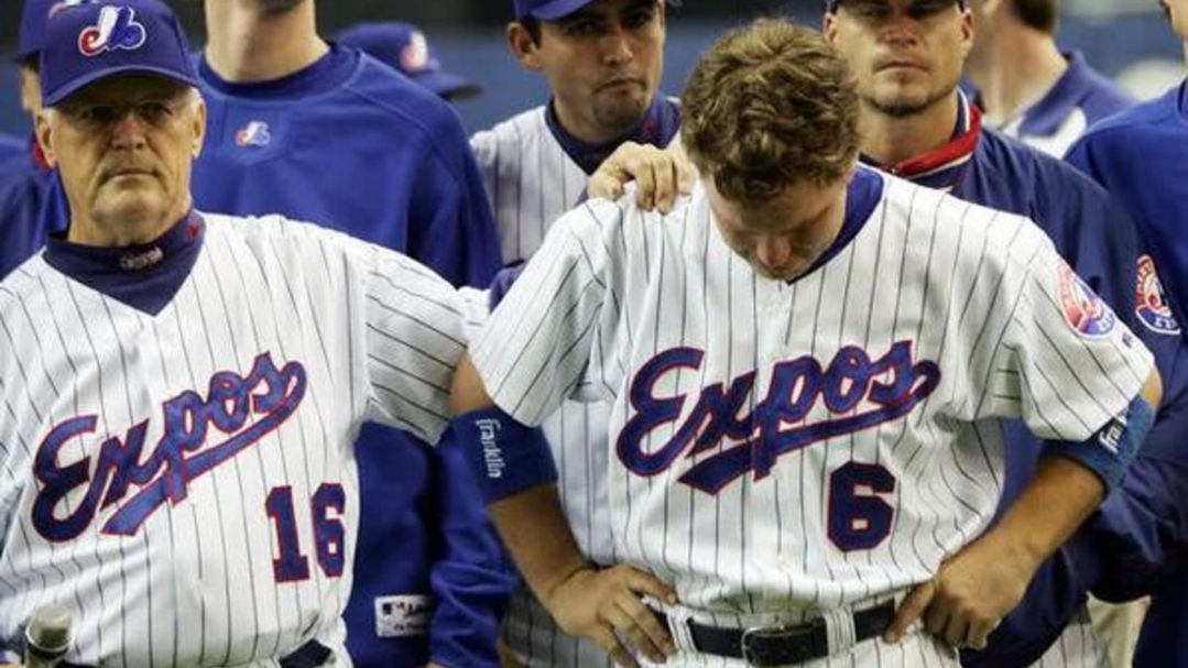 Brad Wilkerson consolé par l'entraineur Claude Raymond en 2004