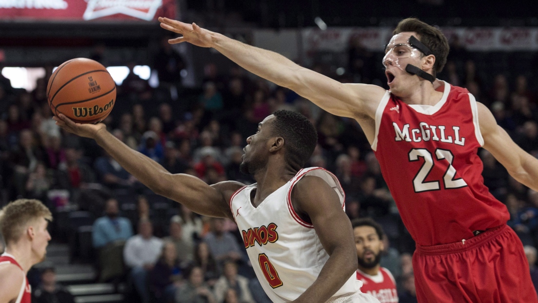 Un joueur de l'équipe de McGill de basketball