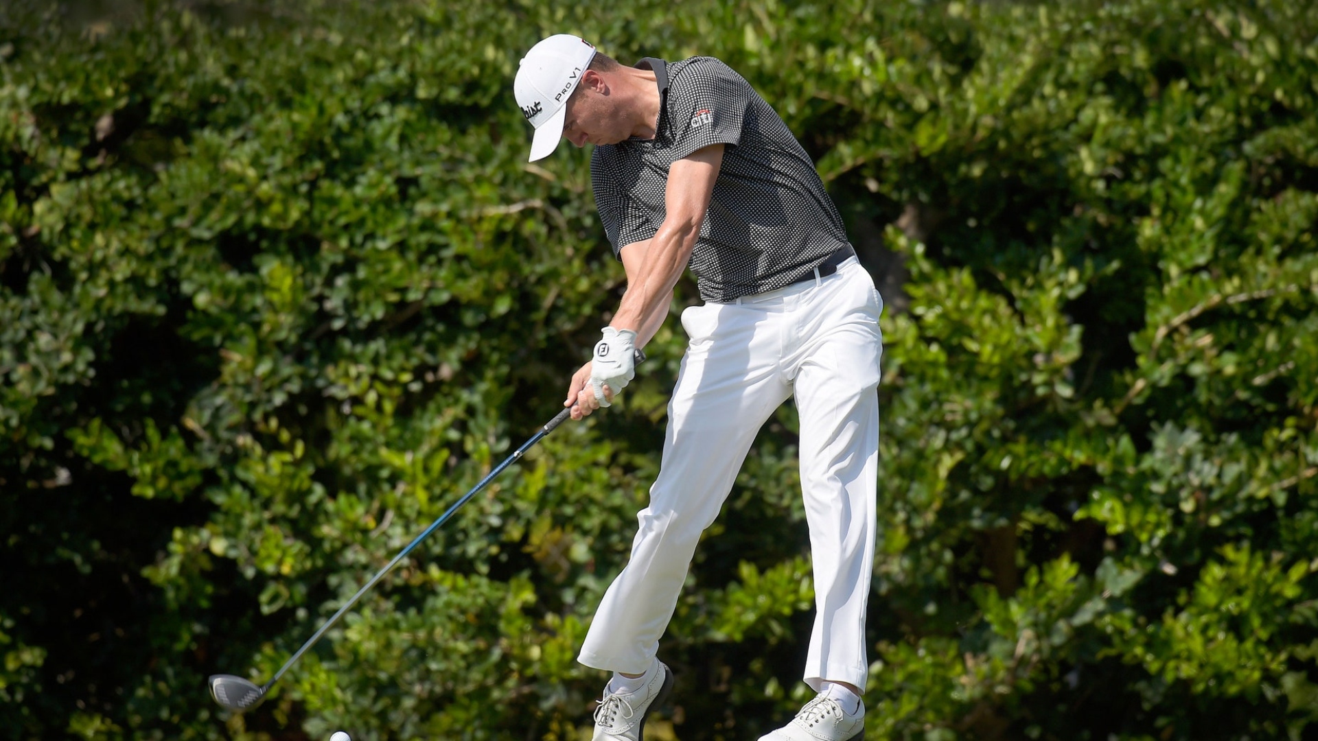 Justin Thomas est un excellent exemple démontrant l’importance de la rotation des hanches afin de générer de la vitesse et de la puissance dans l’élan de golf.