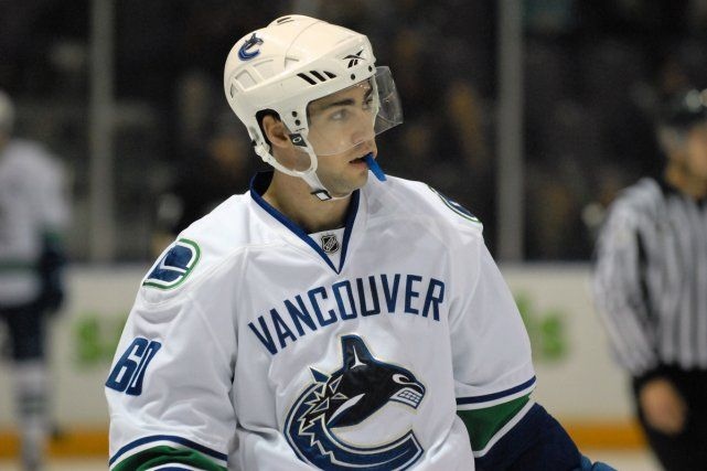 P-O Morin au cours dans l'uniforme des Canucks de Vancouver