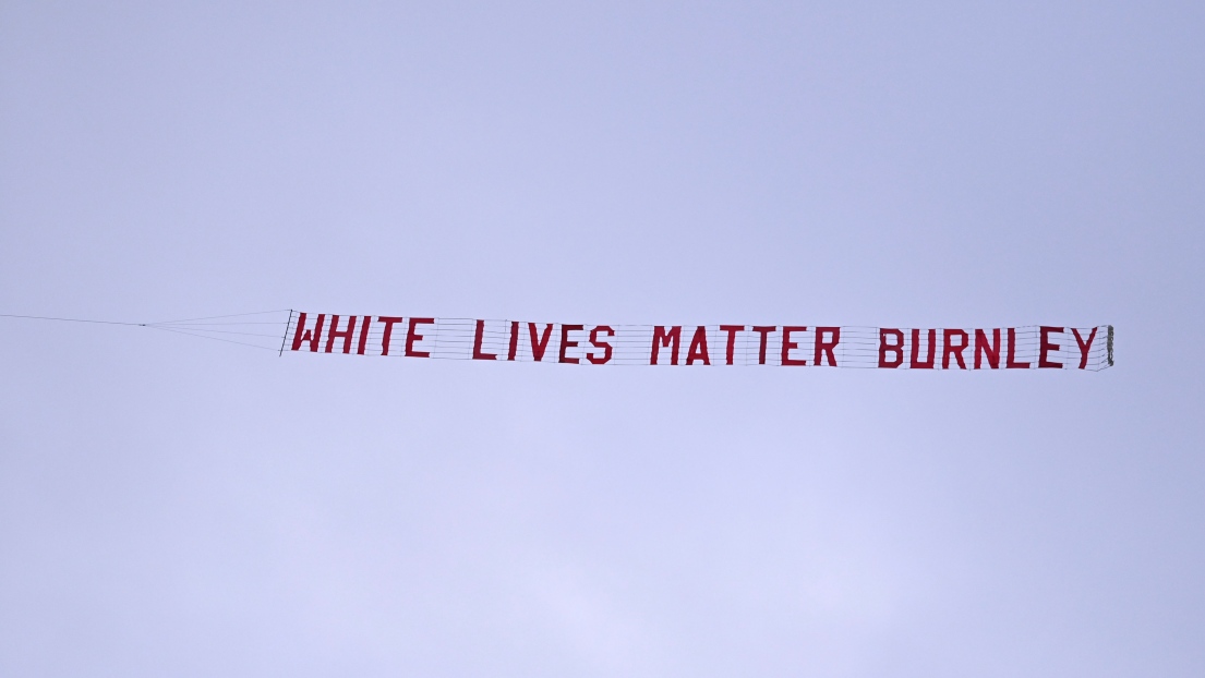 Le survol d'un avion tirant une banderole d'extrême-droite « White Lives Matter » a entaché le match