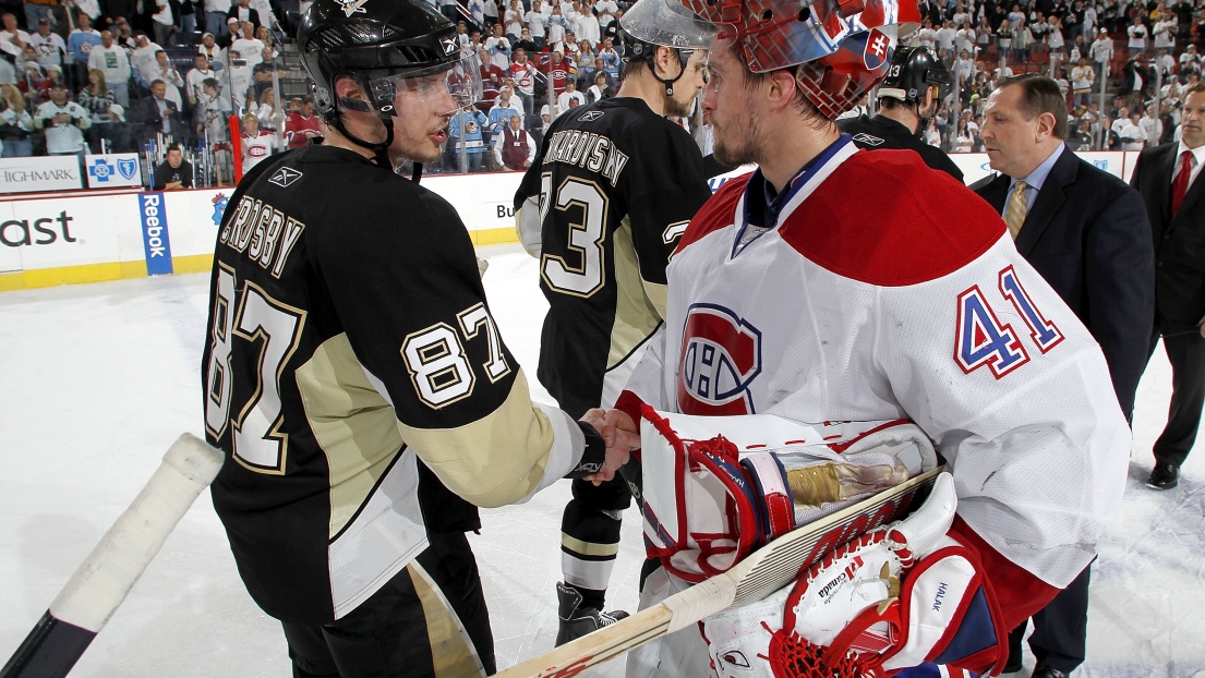Sidney Crosby et Jaroslav Halak en 2010