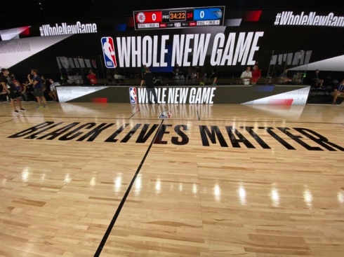 Le slogan « Black lives matter » sur le court de la NBA