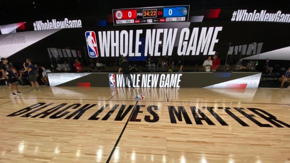 Le slogan « Black lives matter » sur le court de la NBA