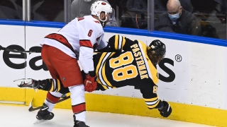 Joel Edmundson et David Pastrnak