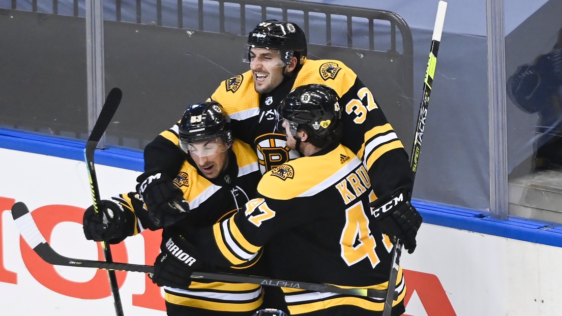 Les Bruins célèbrent le but victorieux de Patrice Bergeron