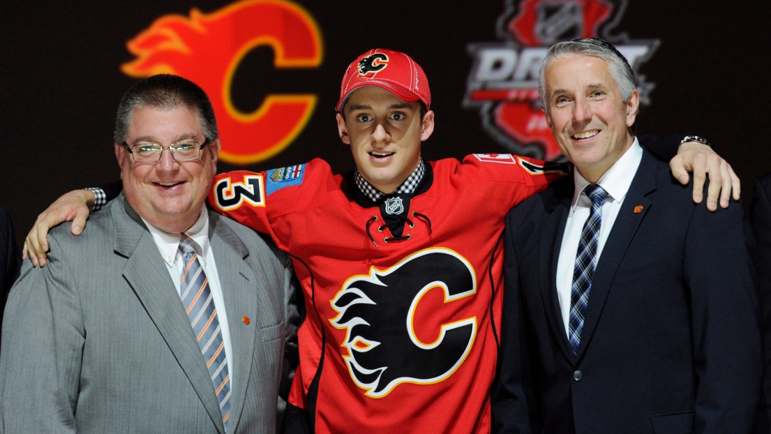 Morgan Klimchuk (centre) Jay Feaster (à gauche) et Bob Hartley (à droite)