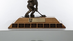 Trophée Golden Path remis à l'équipe championne universitaire en hockey féminin