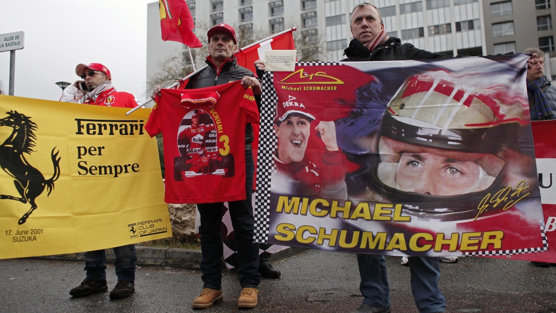 Des fans offrent leur support à Michael Schumacher