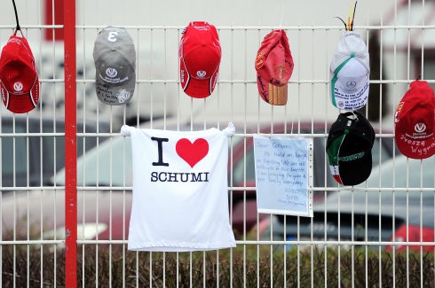 Des fans offrent leur support à Michael Schumacher et sa famille.