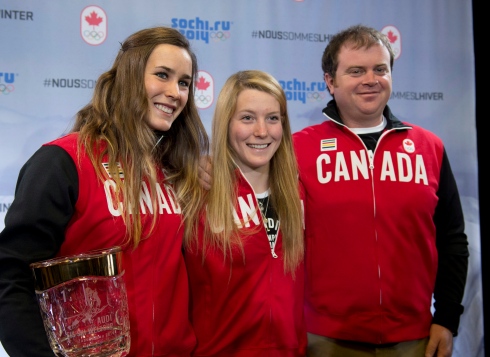 Marie-Michle Gagnon, Brittany Phelan et l'entraîneur de l'équipe féminine de ski Tim Gfelle.