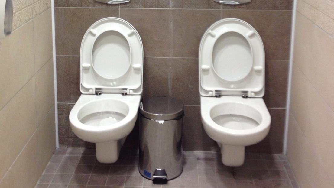 Les toilettes jumelles sur le site des Jeux olympiques de Sotchi.