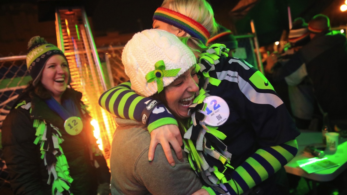 Des partisans des Seahawks dans un bar à Seattle