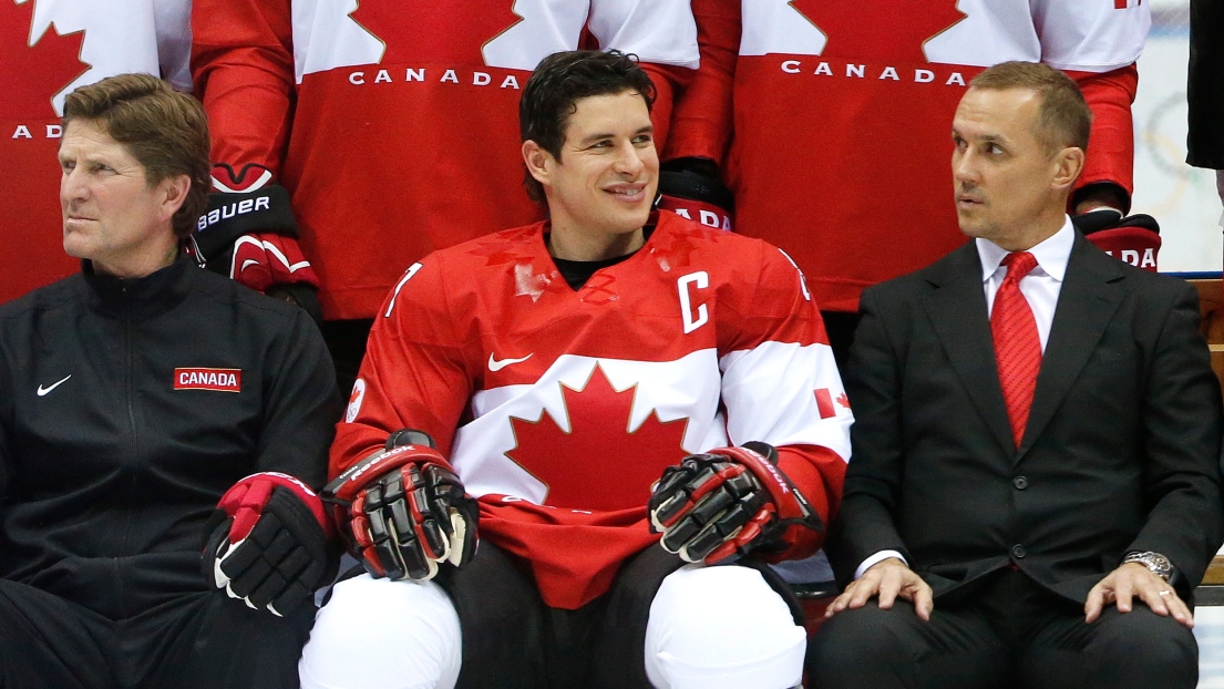 Sidney Crosby entre Mike Babcock et Steve Yzerman