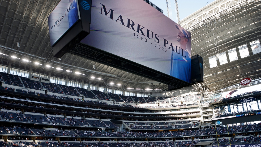 Un moment de silence pour Markus Paul avant le match Dallas-Washington