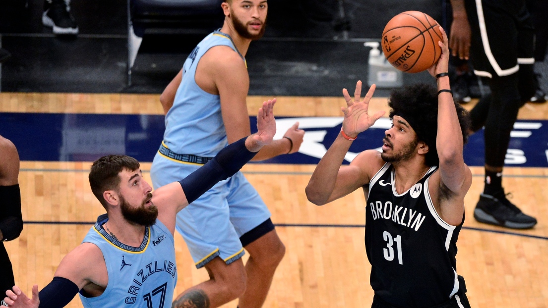 Jonas Valanciunas et Jarrett Allen