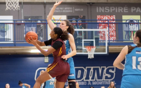 Nelly Owusu des Stingers de Concordia et Inga Aleksaite des Citadins de l'UQAM